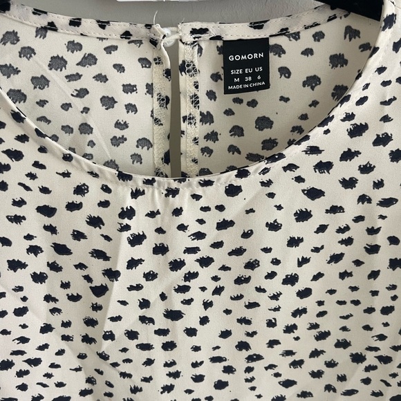 Woman’s Gomorn Gray & Cream Polka Dot Ruffle Sleeve Top Size M GUC - Picture 3 of 5